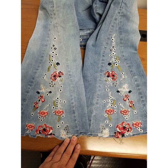 Th.Creasa flower embroidered jeans. - Picture 5 of 10